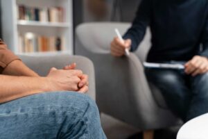 persona tranquila cuidando su salud mental